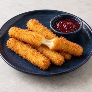 Сырные палочки с клюквенным соусом